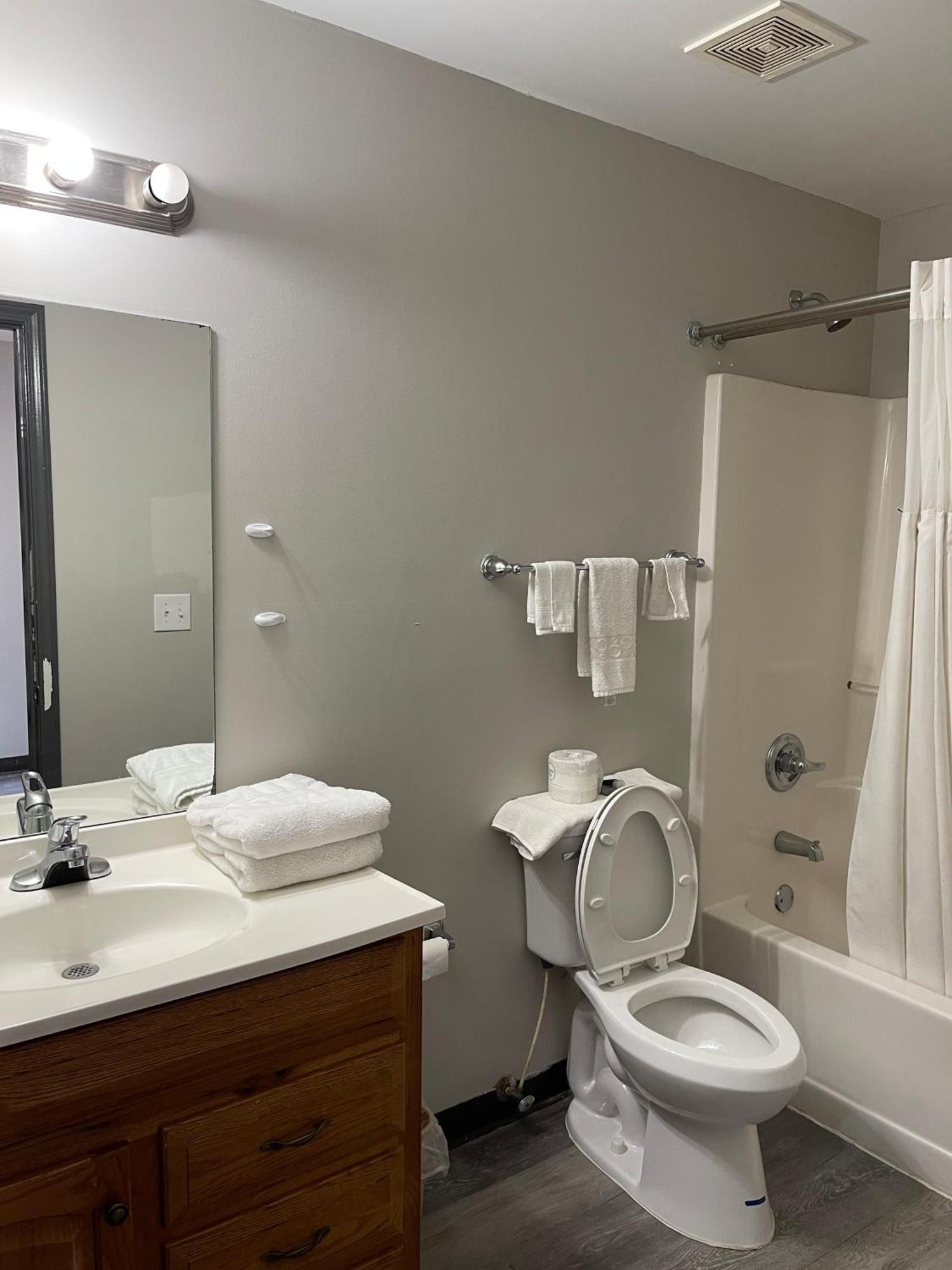 High Falls Inn & Suites Kültér fotó